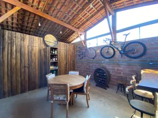 Ambiente interno com mesa de madeira e vigas de madeira expostas.