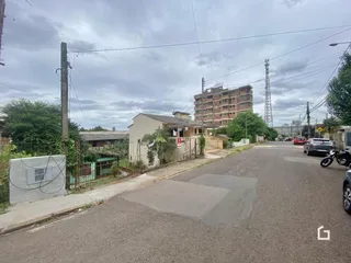 Vista da fachada de uma propriedade em Lajeado, Brasil, mostrando a rua e cercas.