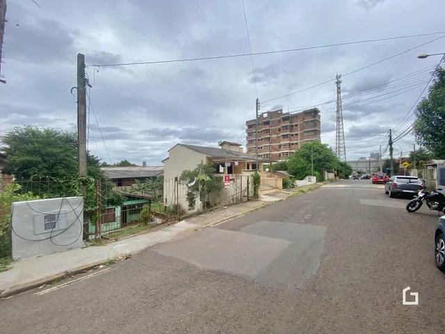 Vista da fachada de uma propriedade em Lajeado, Brasil, mostrando a rua e cercas.