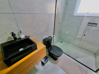 Foto de um banheiro com pia e vaso sanitário em um imóvel.