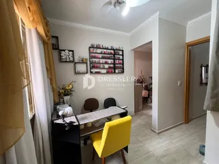 Ambiente interno de uma sala com janela e decoração.