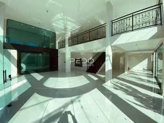 Ambiente interno amplo com piso claro e grades de ferro na área de lazer de uma residência em Lajeado.