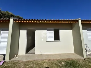 Fachada de uma casa em Lajeado, Brasil, com telhado de telhas e parede clara.