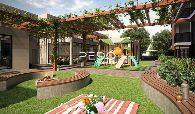 Vista externa de um jardim com estrutura de pérgula e área de lazer.