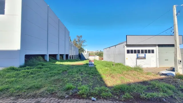 Vista da fachada de um prédio com área gramada em Lajeado, Brasil.