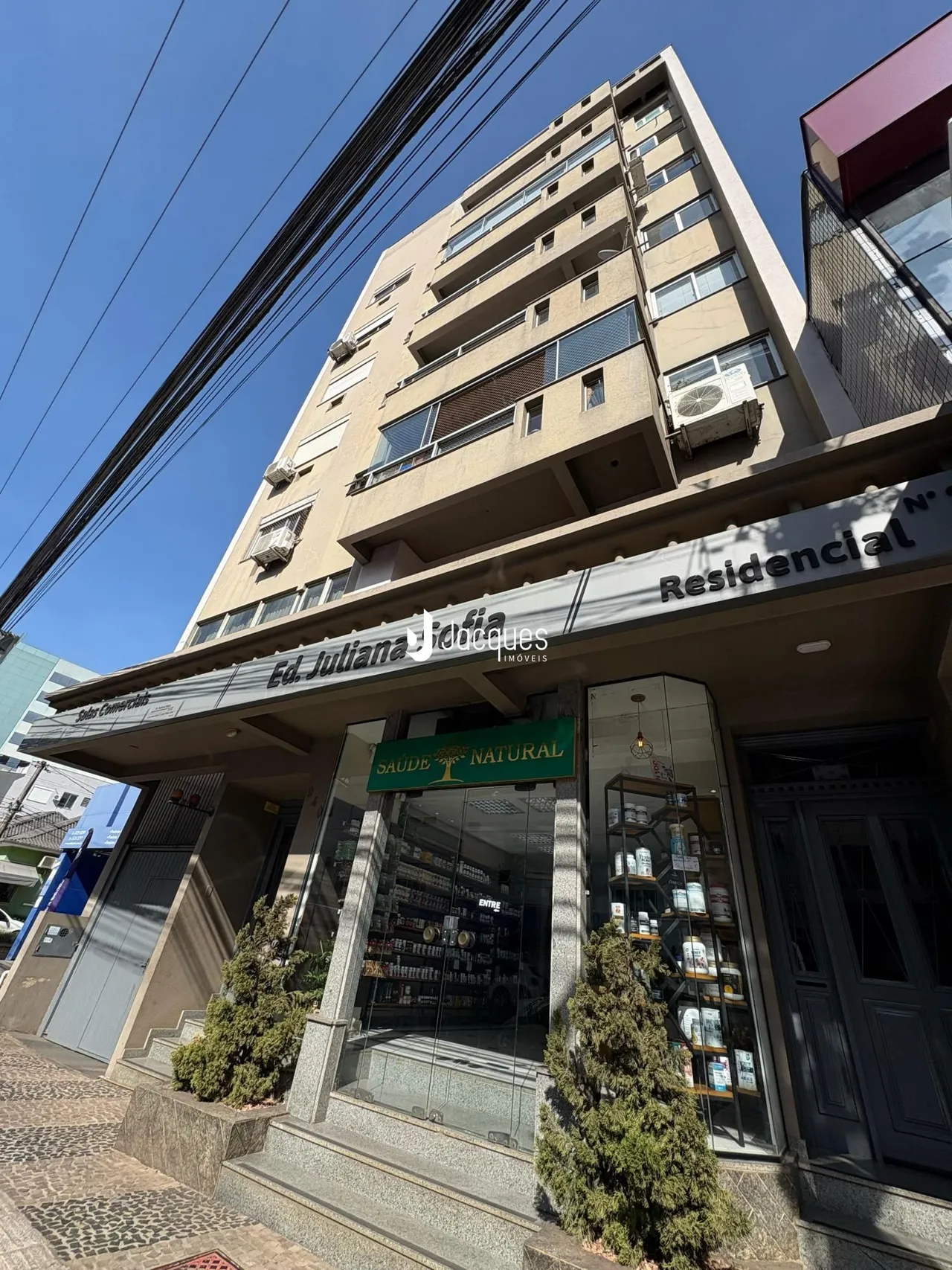 Fachada de um prédio residencial em Lajeado, Brasil com uma loja no térreo.