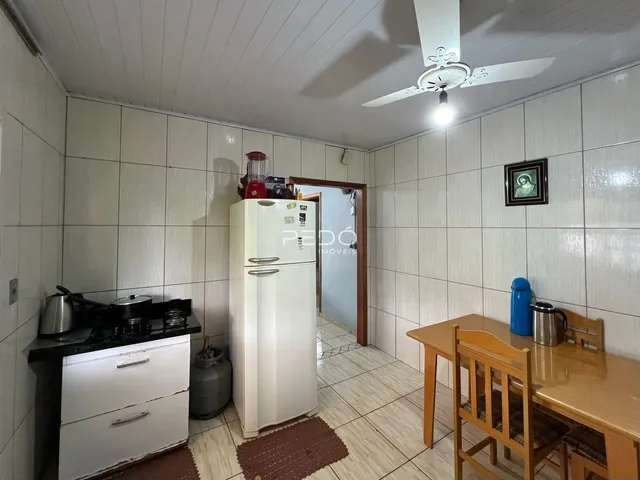 Foto de uma cozinha com piso de cerâmica e móveis de madeira.