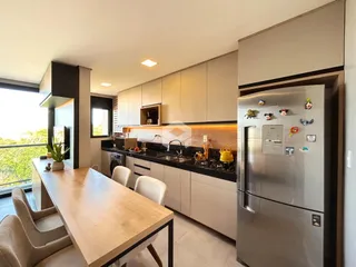 Cozinha moderna com bancada e vista para o exterior.