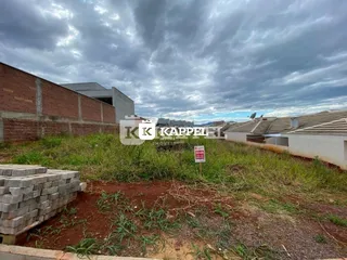 Vista externa de uma propriedade com muro de tijolos e vegetação rasteira em Lajeado, Brasil.