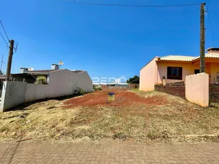 Vista externa de uma residência em Lajeado, Brasil, com terreno gramado e céu azul.