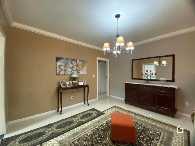 Ambiente interno de uma sala com decoração clássica e parede bege.