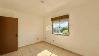 Sala de estar com piso de cerâmica clara e janela.