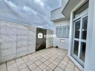 Vista externa do imóvel com piso de cerâmica e muro de proteção.