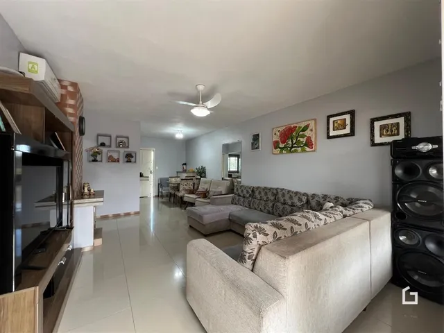 Sala de estar com sofá e decoração em uma residência.