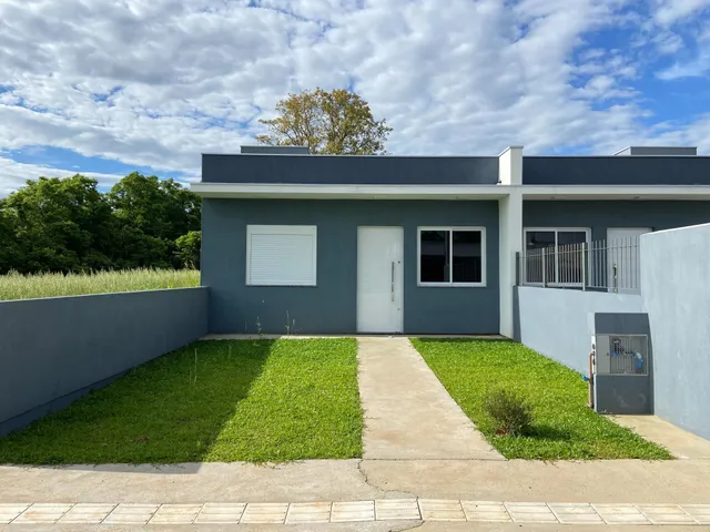 Fachada externa de uma residência moderna em Lajeado, Brasil, com jardim frontal.