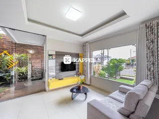 Sala de estar moderna com sofá e televisão em um apartamento em Lajeado.