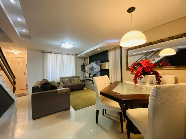 Sala de estar e jantar com móveis modernos em um apartamento.