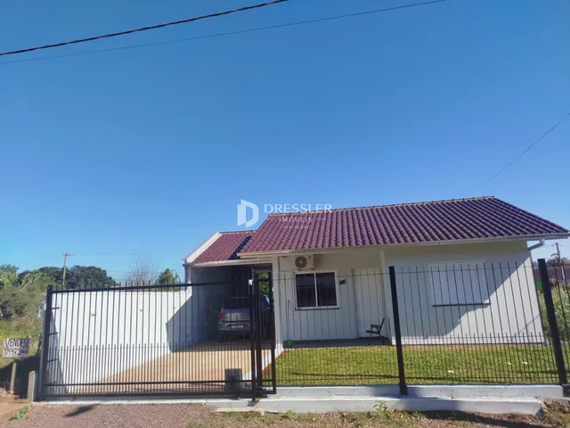 Fachada de uma casa residencial em Lajeado, Brasil, com cerca e portão de metal.