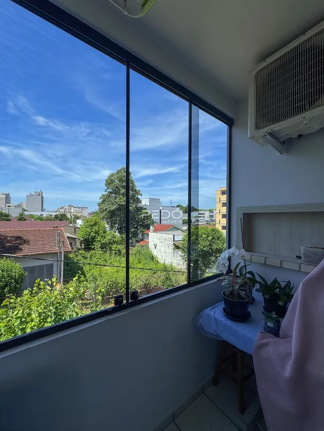 Vista panorâmica de um apartamento em Lajeado, Brasil, com vista para a paisagem urbana e vegetação.