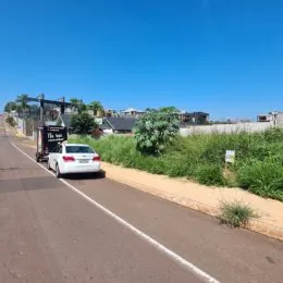 Vista externa de uma rua em Lajeado, Brasil, com vegetação ao lado.