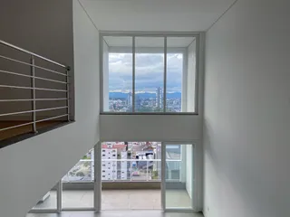 Vista da cidade de Lajeado vista através de grandes janelas.