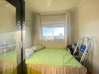 Quarto com cama e janela em um imóvel no Brasil.