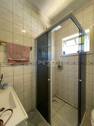 Foto de um banheiro com revestimento cerâmico nas paredes.