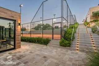 Vista da fachada de uma propriedade em Lajeado, Brasil, com área externa pavimentada e escadaria.