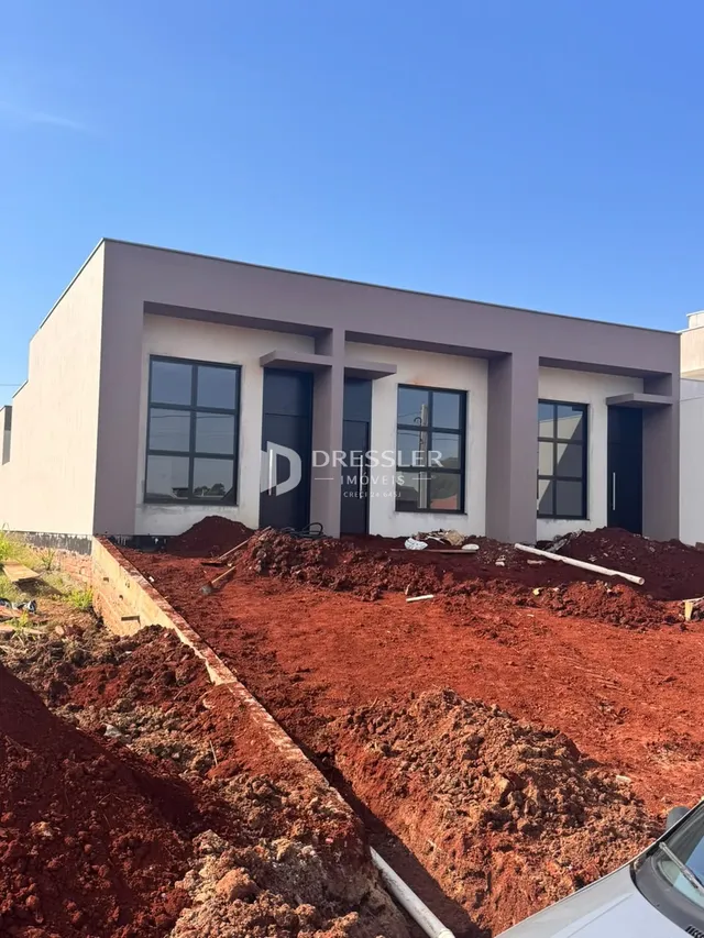 Fachada de construção em Lajeado, Brasil, com terra exposta na frente.