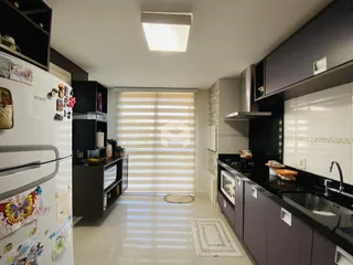 Vista da cozinha e sala de estar de um imóvel em Lajeado, Brasil.