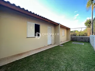 Vista externa de uma casa em Lajeado, Brasil, com jardim gramado.