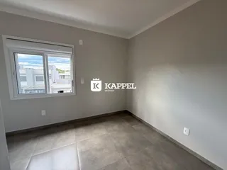 Ambiente interno com paredes cinzas e piso de cerâmica, mostrando uma janela.