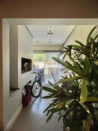 Hall de entrada com uma janela e uma bicicleta estacionada.