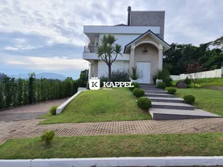Fachada de uma casa residencial com jardim em Lajeado, Brasil.