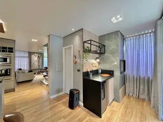 Ambiente de sala de estar e cozinha em um imóvel no Brasil.