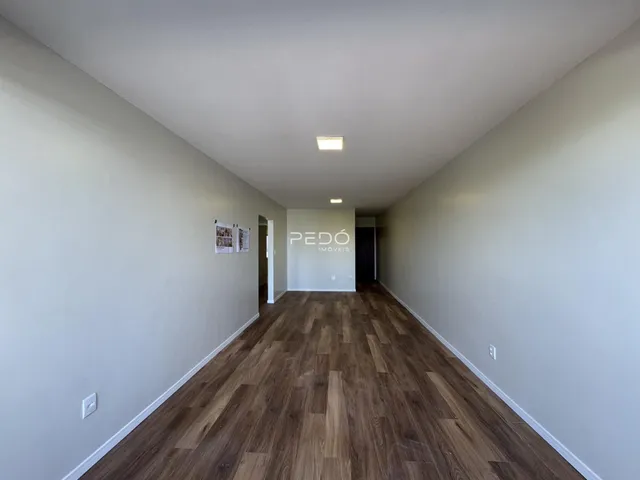Corredor interno de um imóvel em Lajeado, Brasil, com piso de madeira.