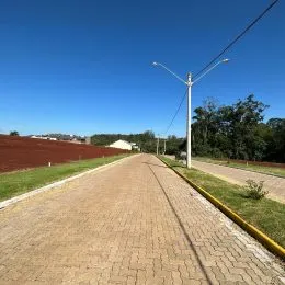 Vista de uma estrada pavimentada em uma área aberta.