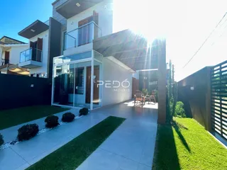 Fachada moderna de uma residência em Lajeado, Brasil, com área externa pavimentada.