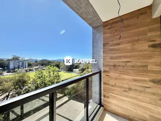 Vista panorâmica da paisagem verde e montanhas a partir de uma varanda.