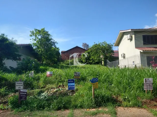 Foto da fachada de uma residência em Lajeado, Brasil, com vegetação alta no primeiro plano.