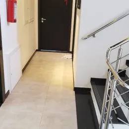 Foto de um corredor interno de um imóvel.