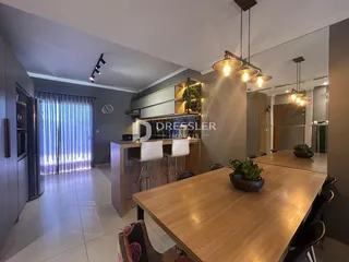 Ambiente interno de uma sala de jantar com móveis de madeira.