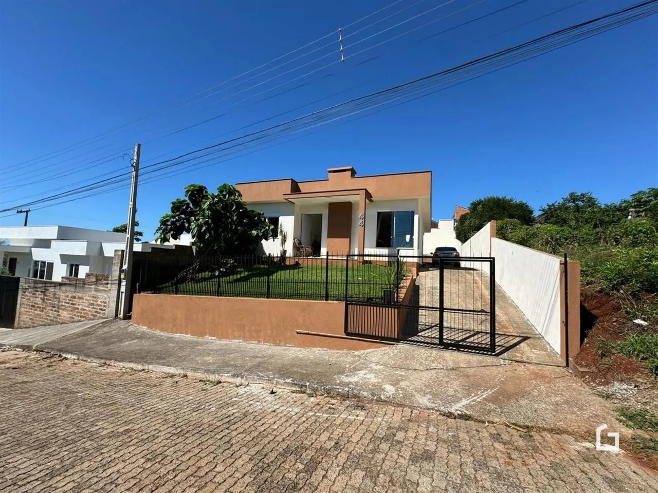 Fachada de uma residência com muro e portão em Lajeado, Brasil.