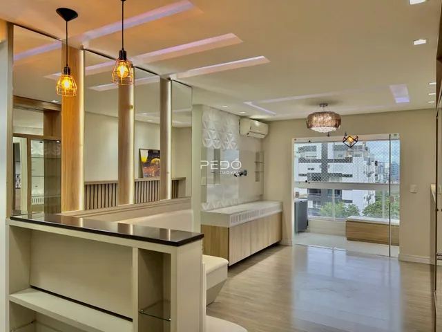 Uma sala de estar moderna com espelhos e iluminação embutida.