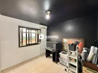 Foto interna de um cômodo com piso de cerâmica e uma janela.