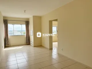 Sala de estar com piso de cerâmica e janela.
