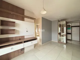 Foto do interior de uma sala com piso de cerâmica e painéis de madeira.