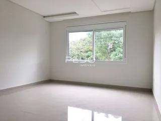 Ambiente interno de uma sala com grande janela.
