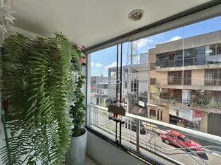 Vista da janela de um imóvel em Lajeado, Brasil, mostrando uma paisagem urbana.