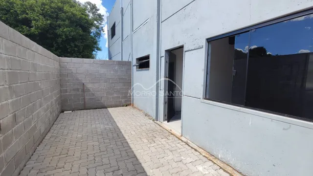 Fachada externa de um imóvel em Lajeado, Brasil, mostrando uma parede de concreto e um pátio pavimentado.